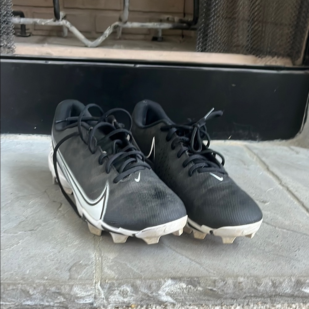 Nike Black and White Athletic Shoes Low-Top Design
